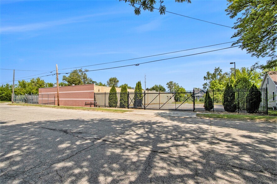 More Photos Of 1206 E Crosstown Pky, Kalamazoo Manufacturing For Lease