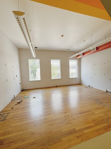 More Photos Of 209 S Craig St, Pittsburgh General Retail For Lease