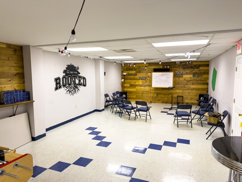 More Photos Of 634 Main St, Forest Park Flex For Sale