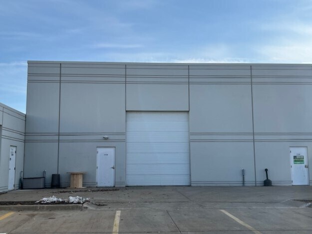 More Photos Of 707 Ridgeview Dr, McHenry Flex For Sale