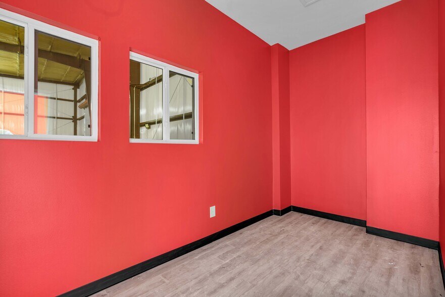 More Photos Of 16277 North Fwy, Houston Manufacturing For Sale