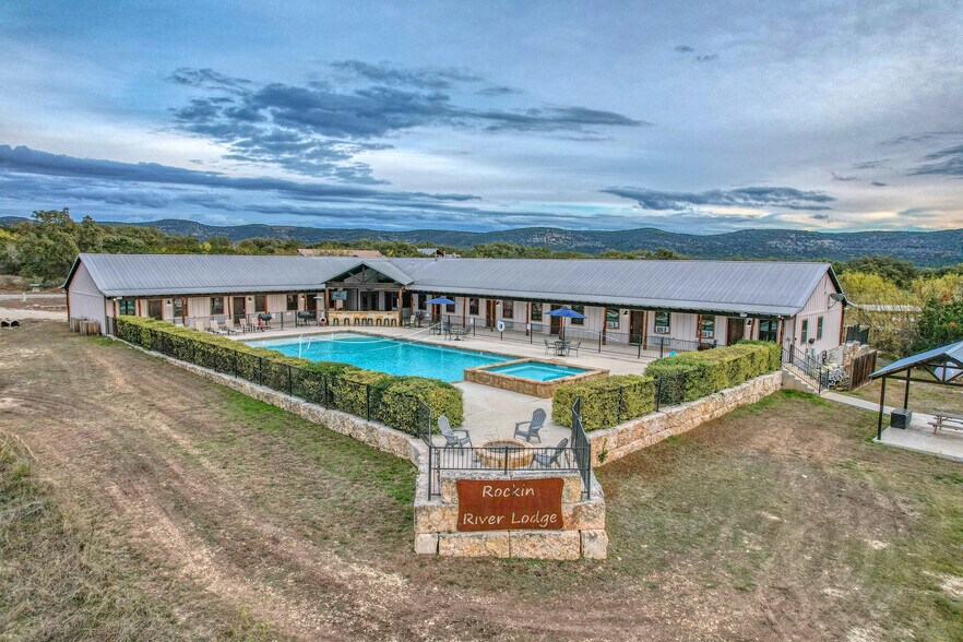 More Photos Of 16 Mountain Laurel Ln, Concan Hospitality For Sale