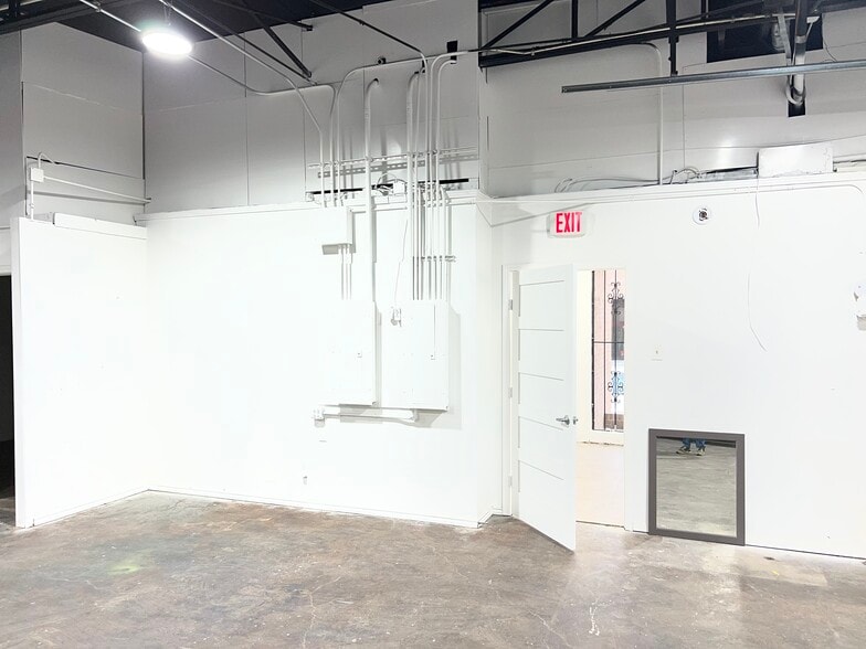 More Photos Of 2535 Farrington St, Dallas Light Distribution For Lease