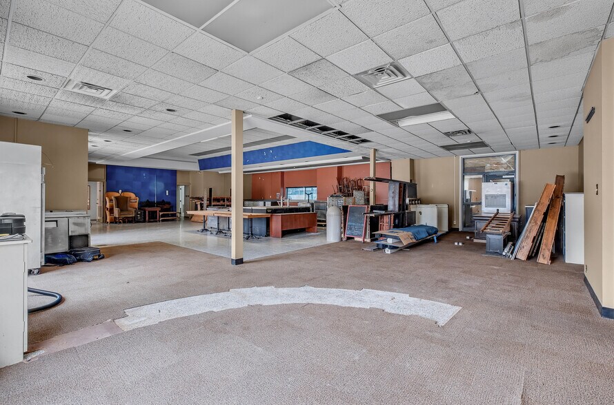 More Photos Of 2359 S Shelby St, Indianapolis Bank For Lease