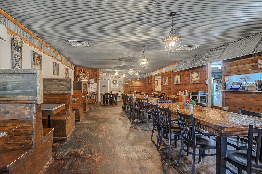 More Photos Of 117 S Franklin St, Colbert Restaurant For Sale