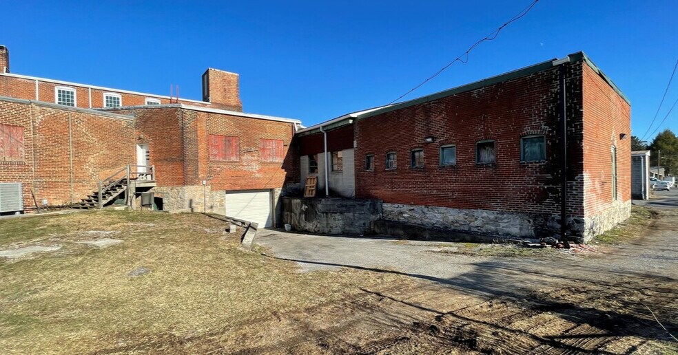 More Photos Of 130 W 3rd St, Waynesboro Light Distribution For Lease