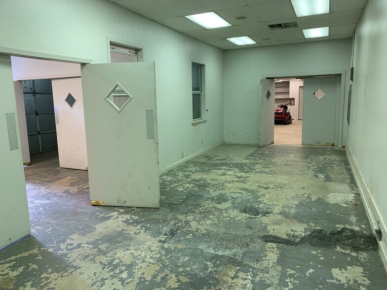 More Photos Of 5424 W Oak St, Palestine Showroom For Lease