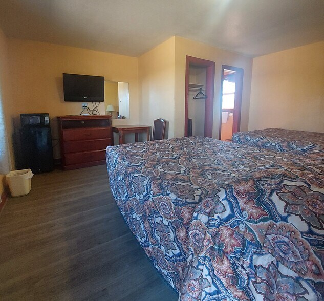 More Photos Of 1041 Westpoint Ave, Colorado City Hotel For Sale