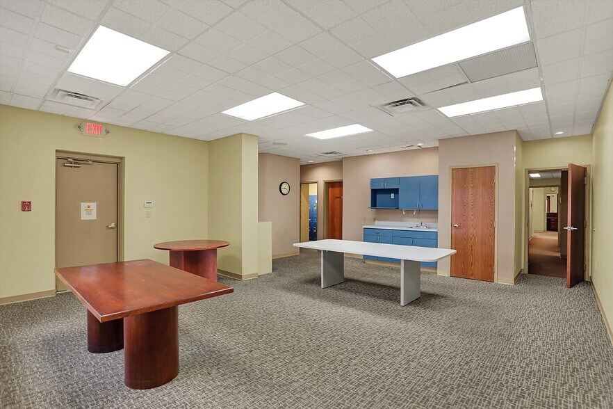 More Photos Of 711 W Gardner Dr, Marion Medical For Sale