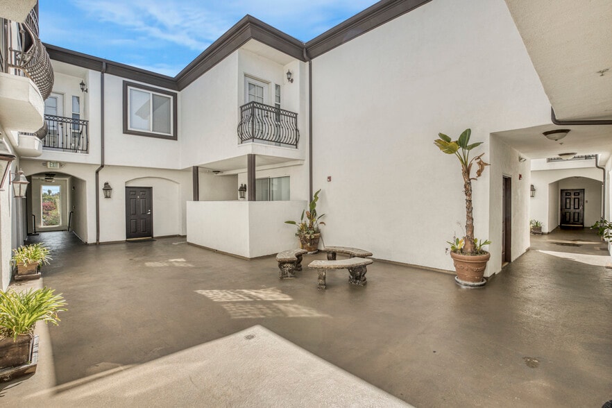 More Photos Of 5330 Satsuma Ave, North Hollywood Apartments For Sale