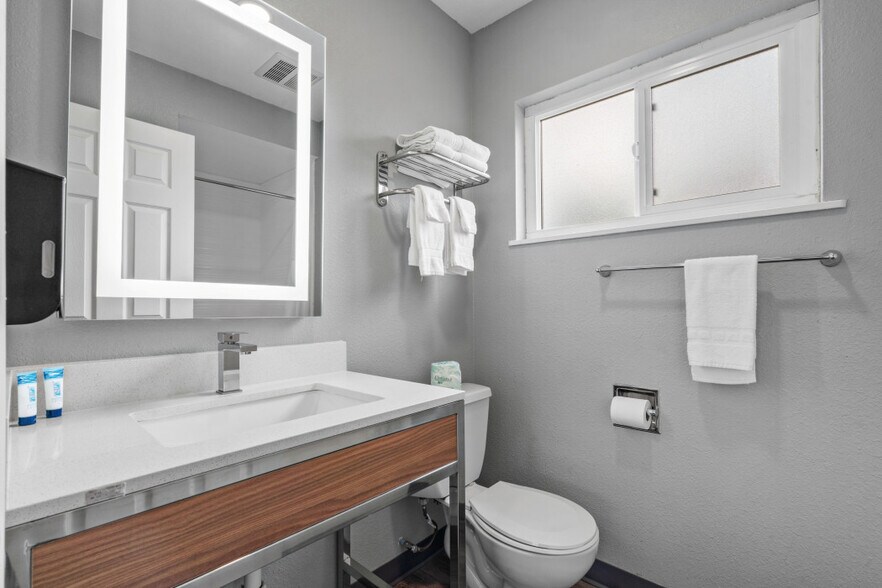 More Photos Of 2749 Spring St, Paso Robles Hotel For Sale