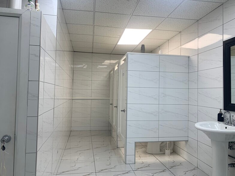 More Photos Of 1385 Seabury Ave, Bronx Warehouse For Lease