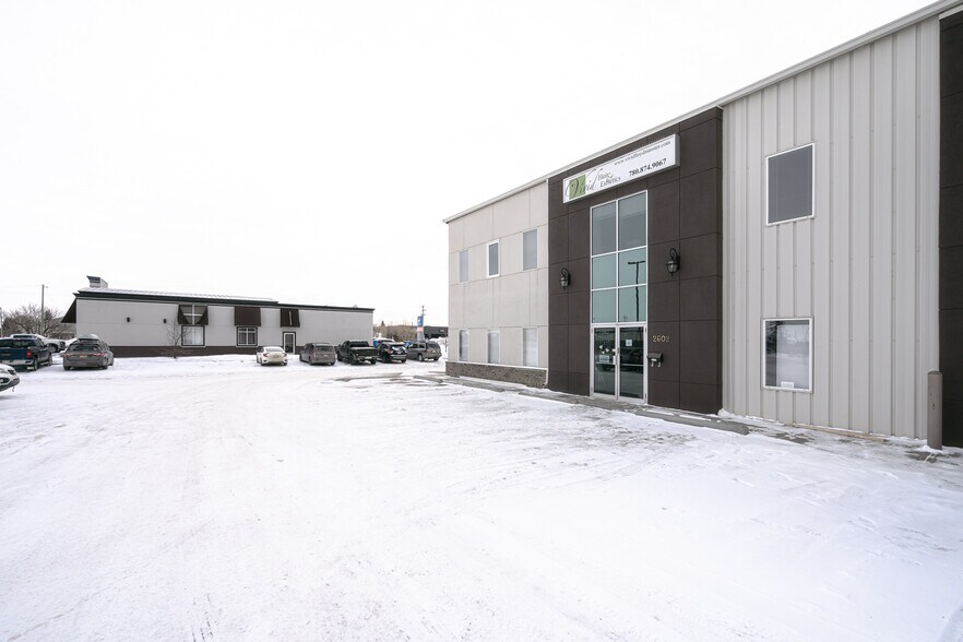 More Photos Of 2602 50 Av, Lloydminster Showroom For Sale