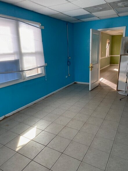 More Photos Of 1717 Howard St, Evanston General Retail For Sale