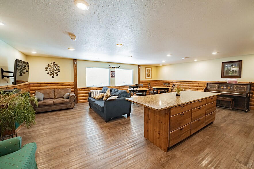 More Photos Of 461 Munson Ave, Traverse City Hotel For Sale