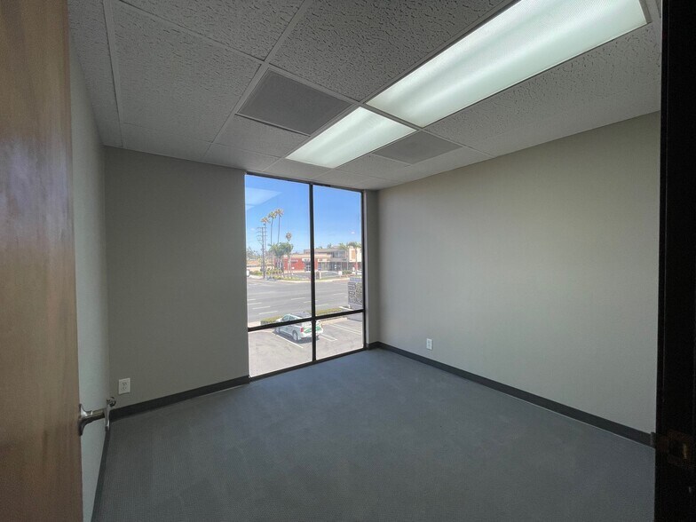 More Photos Of 17111 Beach Blvd, Huntington Beach Office For Lease