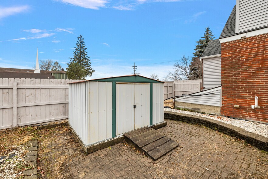 More Photos Of 18200 E 13 Mile Rd, Roseville Office For Sale