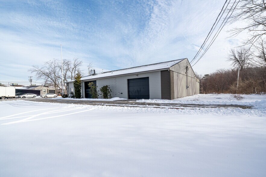 More Photos Of 894 Lafayette Rd, Seabrook Warehouse For Lease