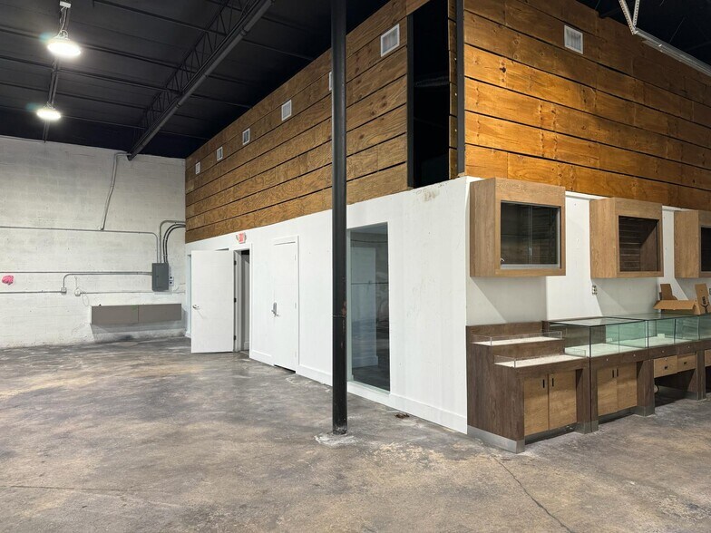 More Photos Of 7880-7882 NW 56th St, Miami Warehouse For Lease