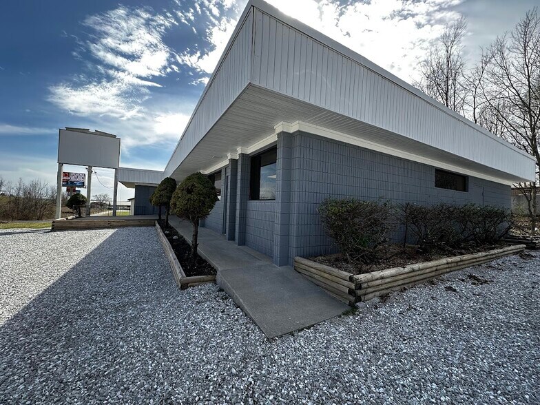 More Photos Of 2852 N Biagio, Ozark Office For Lease