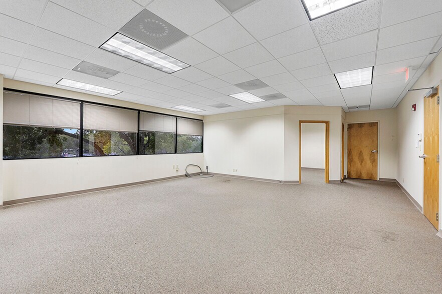 More Photos Of 400 Sawgrass Corporate Pky, Sunrise Office For Lease