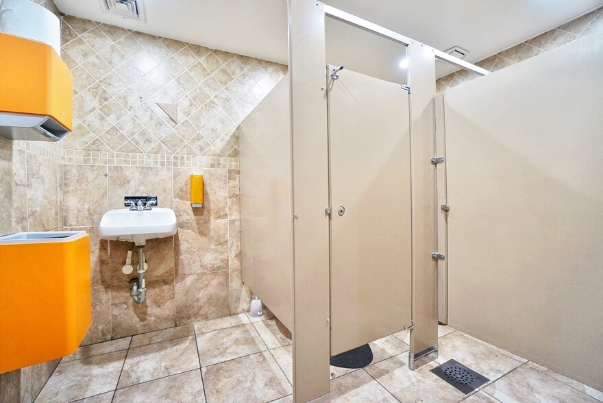 More Photos Of 35 Androvette St, Staten Island Storefront Retail Residential For Lease