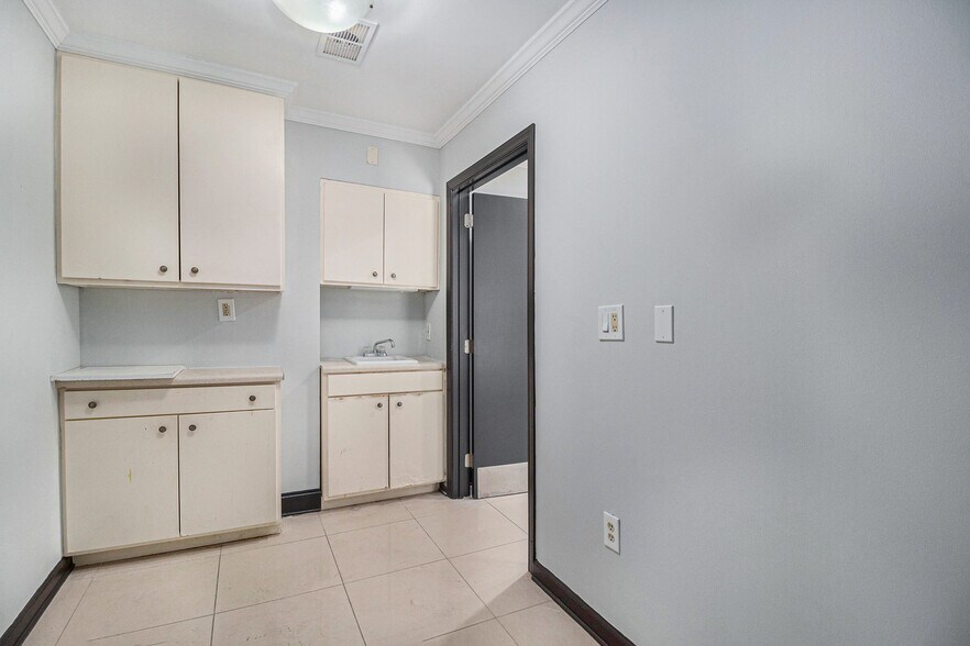 More Photos Of 324 E Paces Ferry Rd NE, Atlanta Storefront Retail Office For Sale