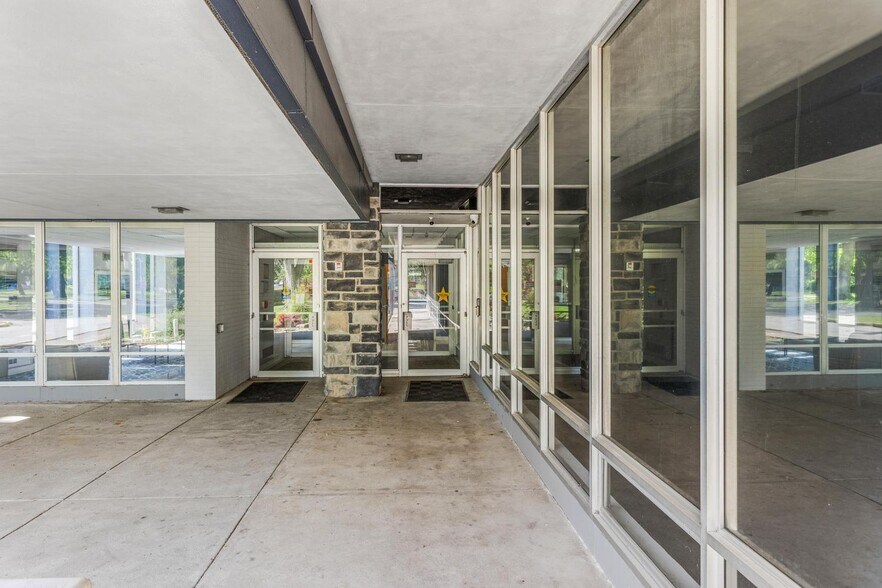 More Photos Of 704 N Main St, Tuscola Office Residential For Lease