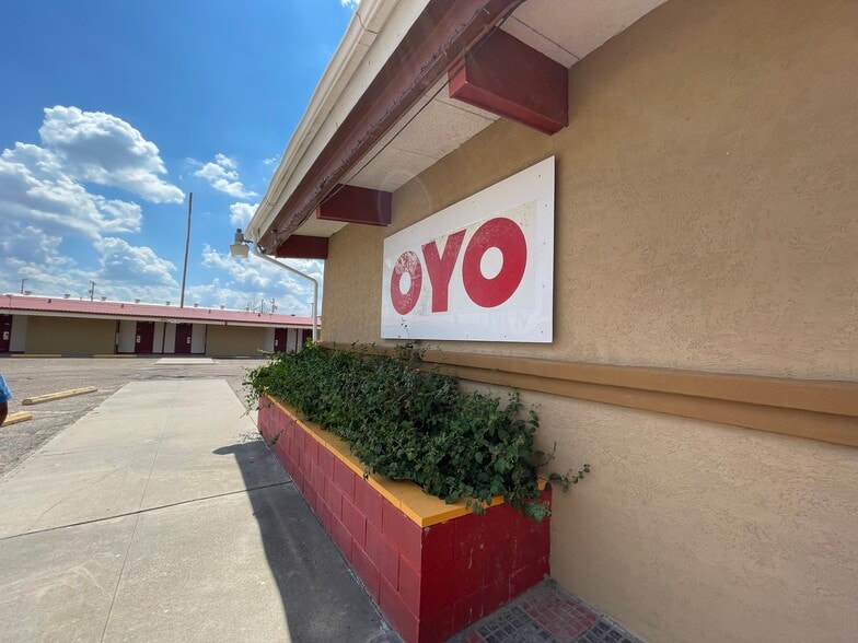 More Photos Of 815 S US Highway 281, Alice Hotel For Sale