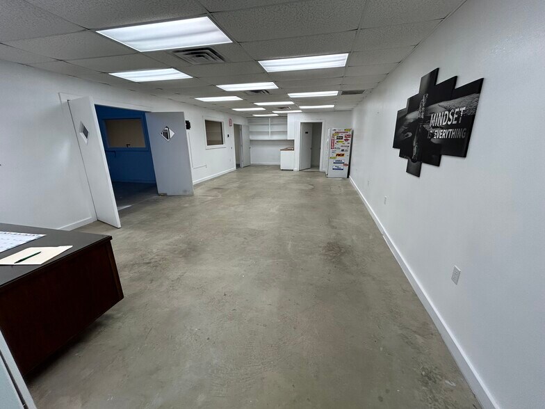 More Photos Of 5424 W Oak St, Palestine Showroom For Lease