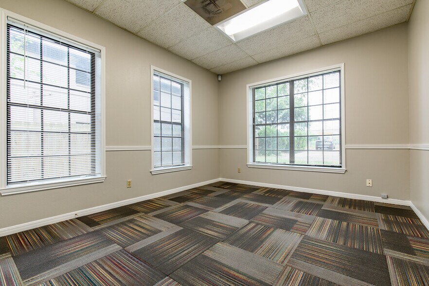 More Photos Of 1823 Fort View Rd, Austin Office For Sale