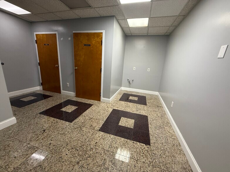 More Photos Of 6251 US Highway 19 N, Pinellas Park Showroom For Lease