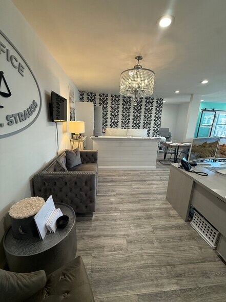 More Photos Of 260 Main St, Huntington Storefront For Lease