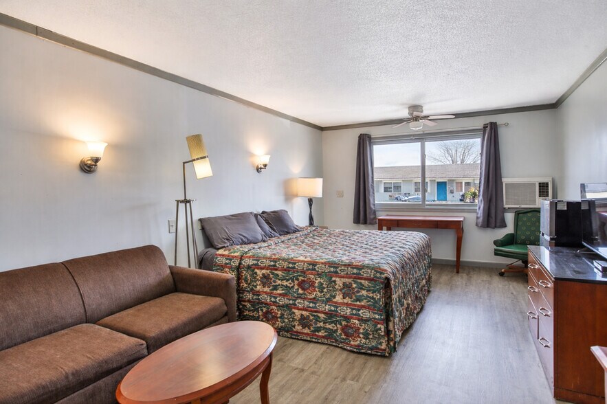 More Photos Of 2102 E Main St, Albert Lea Hotel For Sale