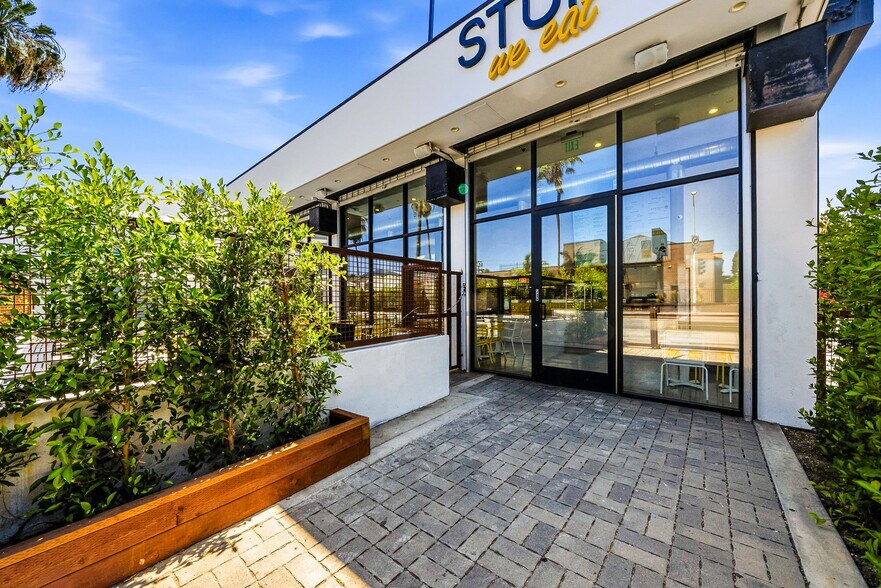 More Photos Of 465 N Fairfax Ave, Los Angeles Fast Food For Lease