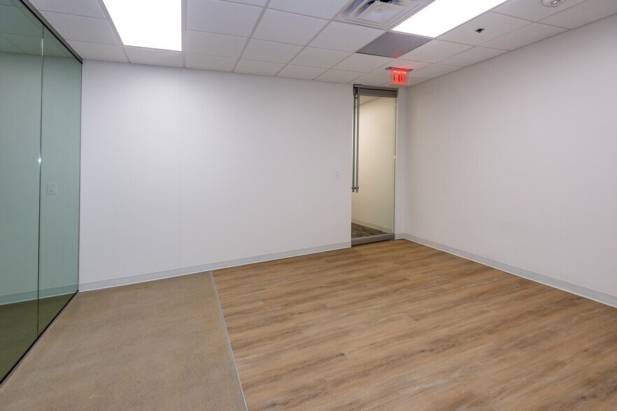 More Photos Of 104 Decker Ct, Irving Unknown For Lease