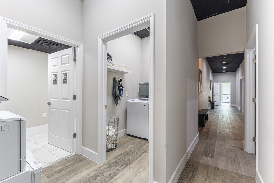 More Photos Of 15751 San Carlos Blvd, Fort Myers Storefront Retail Office For Lease