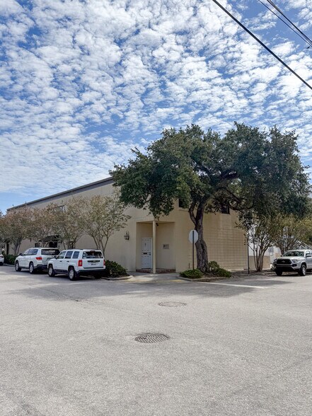 Primary Photo Of 11 Isabella St, Charleston Flex For Lease