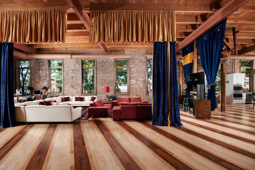 More Photos Of 128 N Campbell Ave, Chicago Showroom For Lease