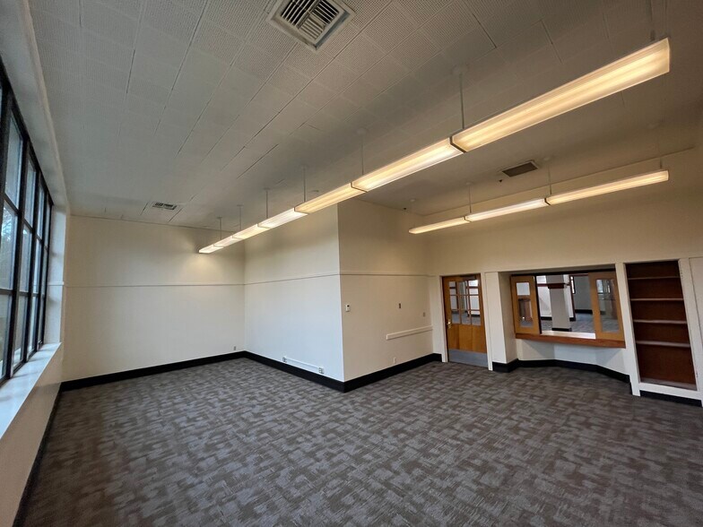 More Photos Of 7688 SW Capitol Hwy, Portland Specialty For Lease