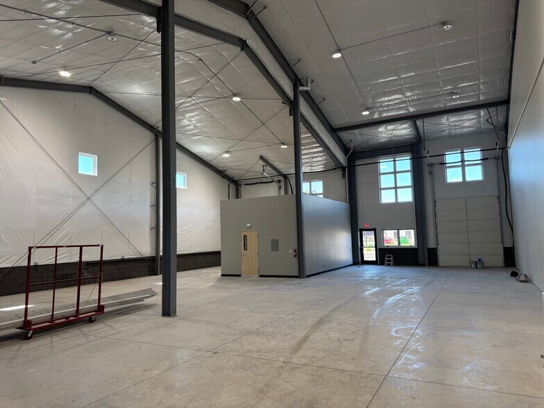 More Photos Of 2016 Commerce, Medford Showroom For Lease