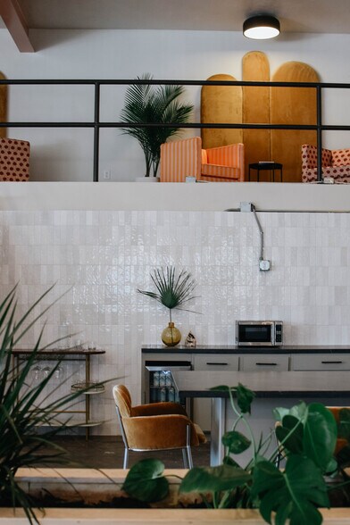 More Photos Of 633-635 W Davis St, Dallas Freestanding For Lease