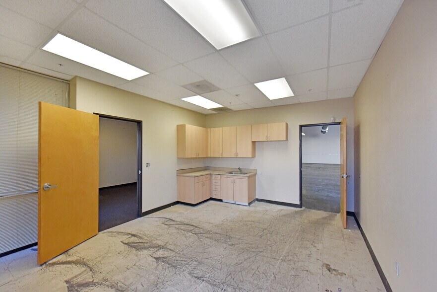 More Photos Of 9820 Dino Dr, Elk Grove Warehouse For Lease
