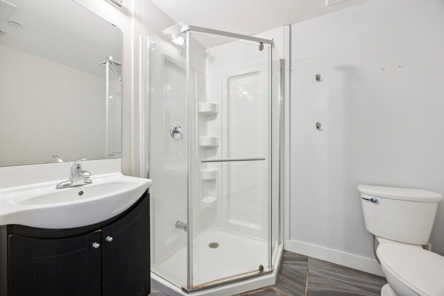 More Photos Of 335 College St, Toronto Apartments For Sale