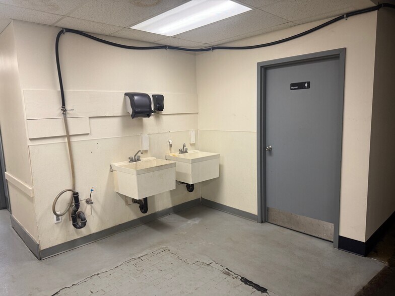 More Photos Of 36 Cedar St, East Hartford Manufacturing For Lease