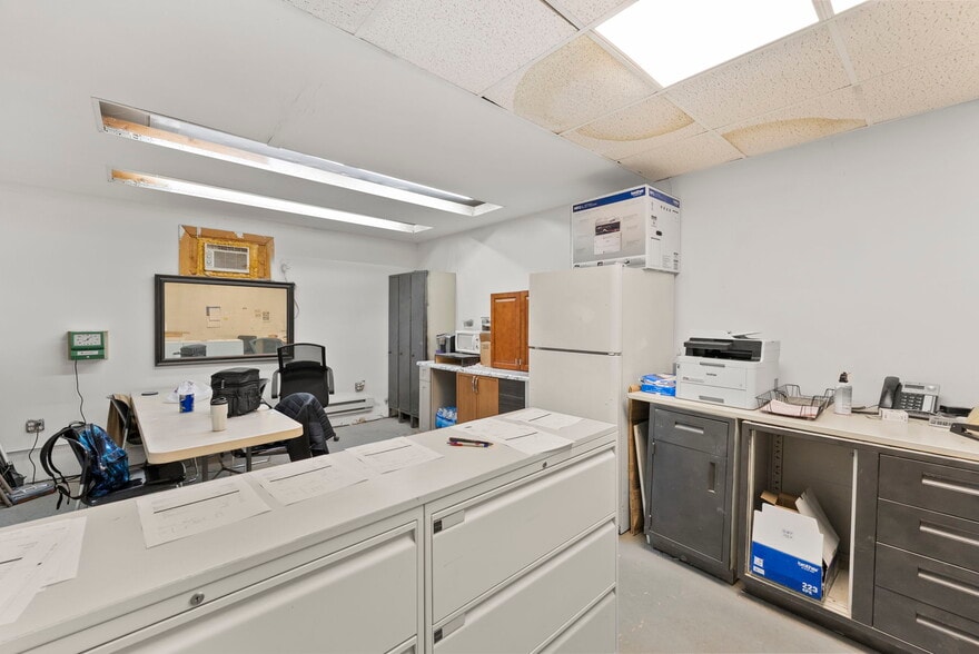 More Photos Of 96 Parkhurst St, Newark Warehouse For Lease