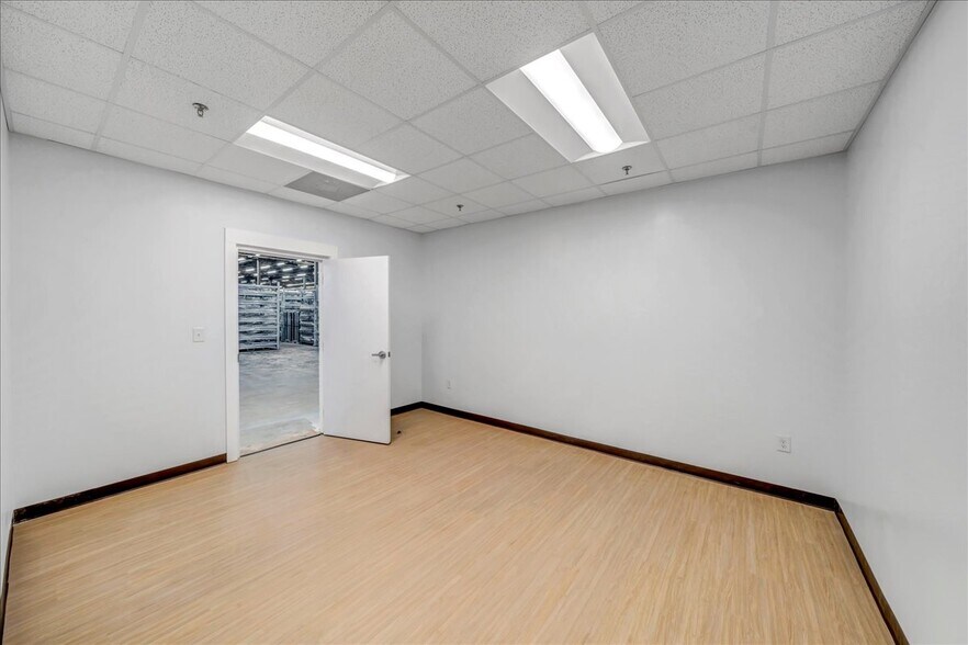 More Photos Of 206 Mathews St, Barnesville Distribution For Sale