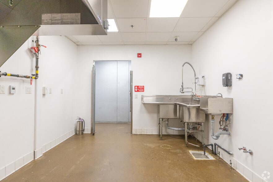 More Photos Of 545 Keele St, Toronto Warehouse For Lease