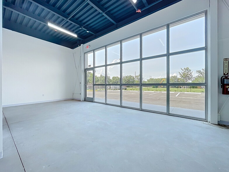 More Photos Of 705 Hennis Rd, Winter Garden Showroom For Lease