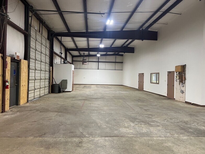 More Photos Of 1506 Corporate Dr, Shreveport Manufacturing For Lease